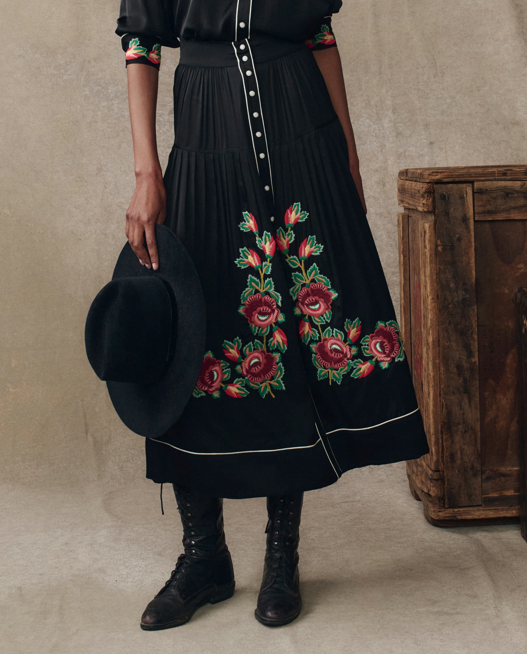 The Heirloom Rose Highland Skirt. -- Black