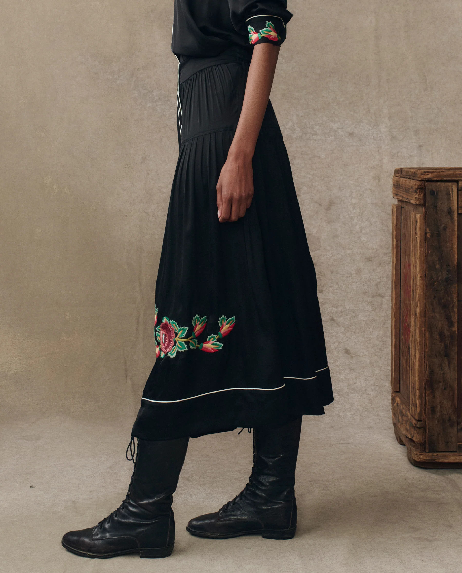 The Heirloom Rose Highland Skirt. -- Black