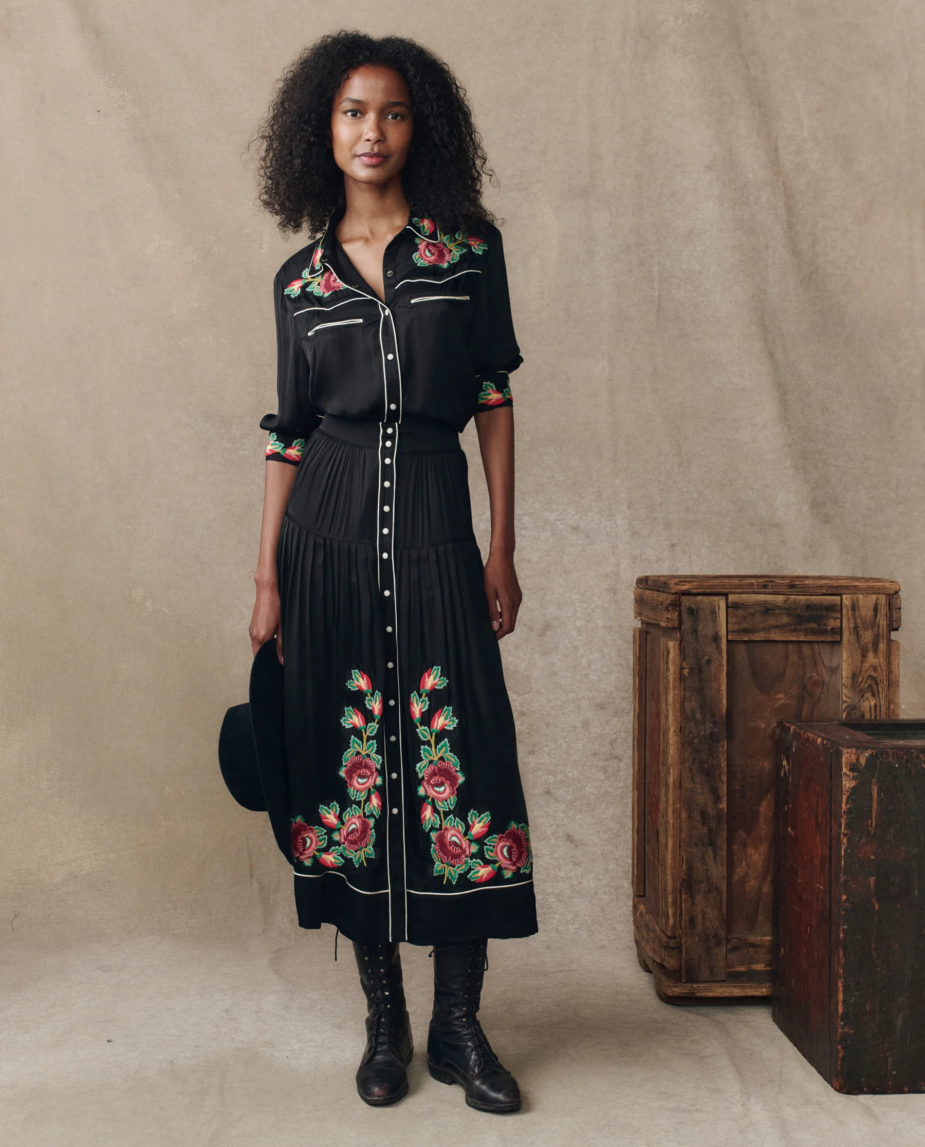 The Heirloom Rose Highland Skirt. -- Black